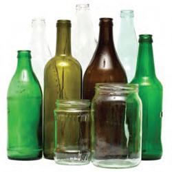 整理可回收的玻璃瓶，包括玻璃瓶和汽水瓶.