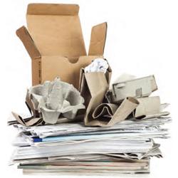 一堆可回收的纸制品，包括纸箱和报纸.
